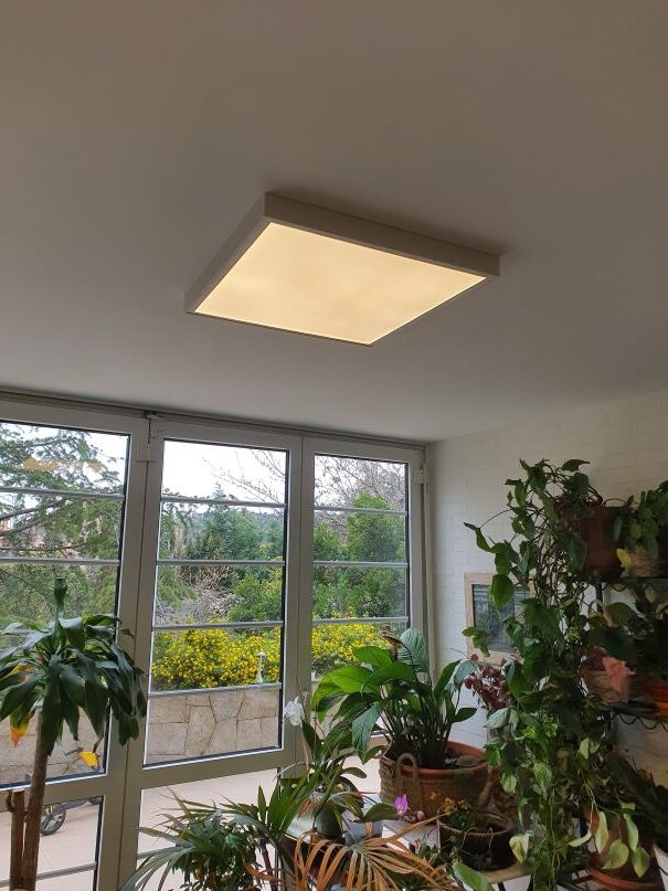 Técnicos realizando mantenimiento eléctrico en Madrid en cuadro de distribución