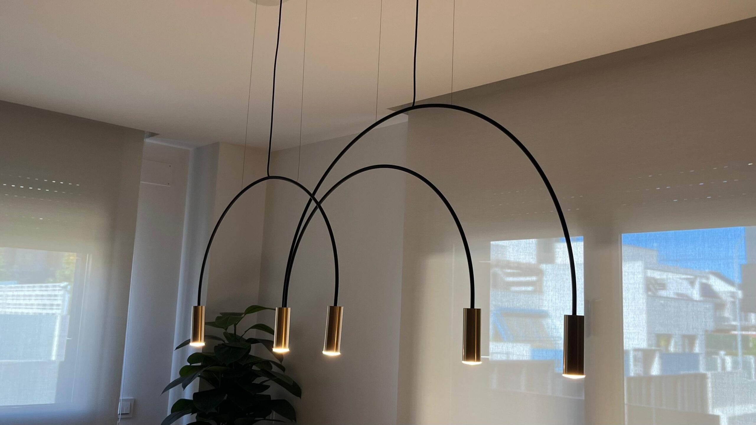 Electricista profesional trabajando en instalación eléctrica interior