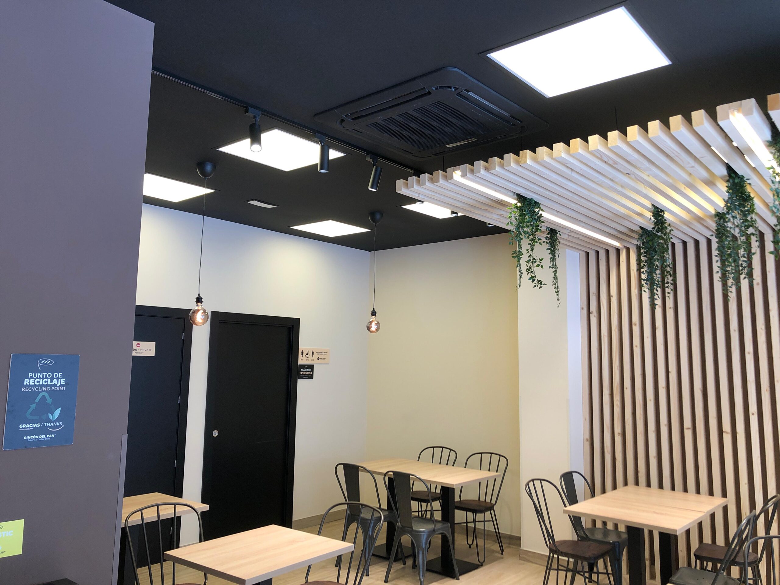 Electricista profesional trabajando en instalación eléctrica interior