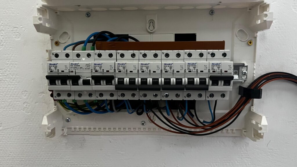 Técnico electricista revisando instalación para informe OCA electricidad